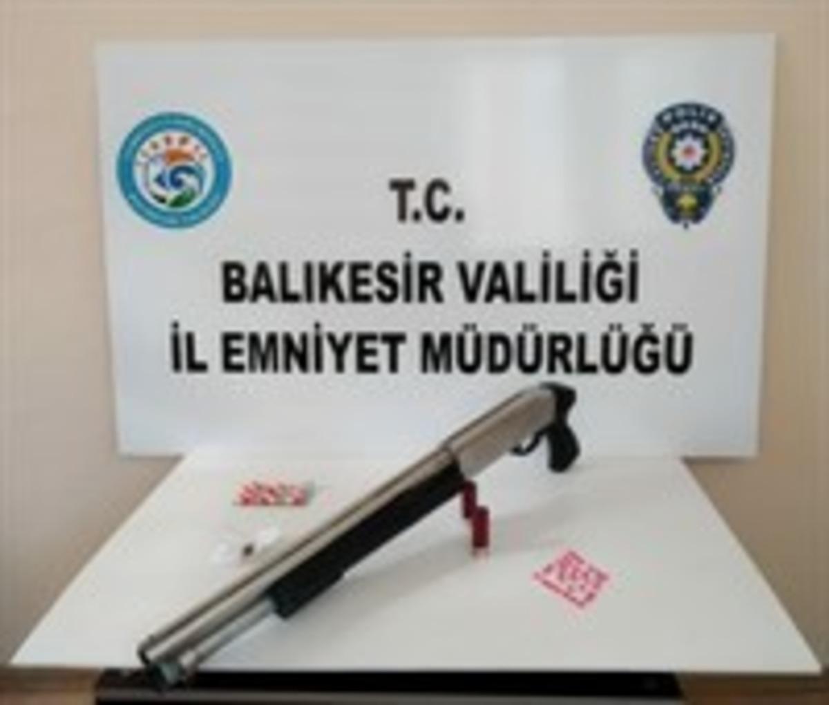 Balıkesir&rsquo;de polis 3 silah ele ge&ccedil;irdi