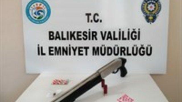 Balıkesir’de polis 3 silah ele geçirdi