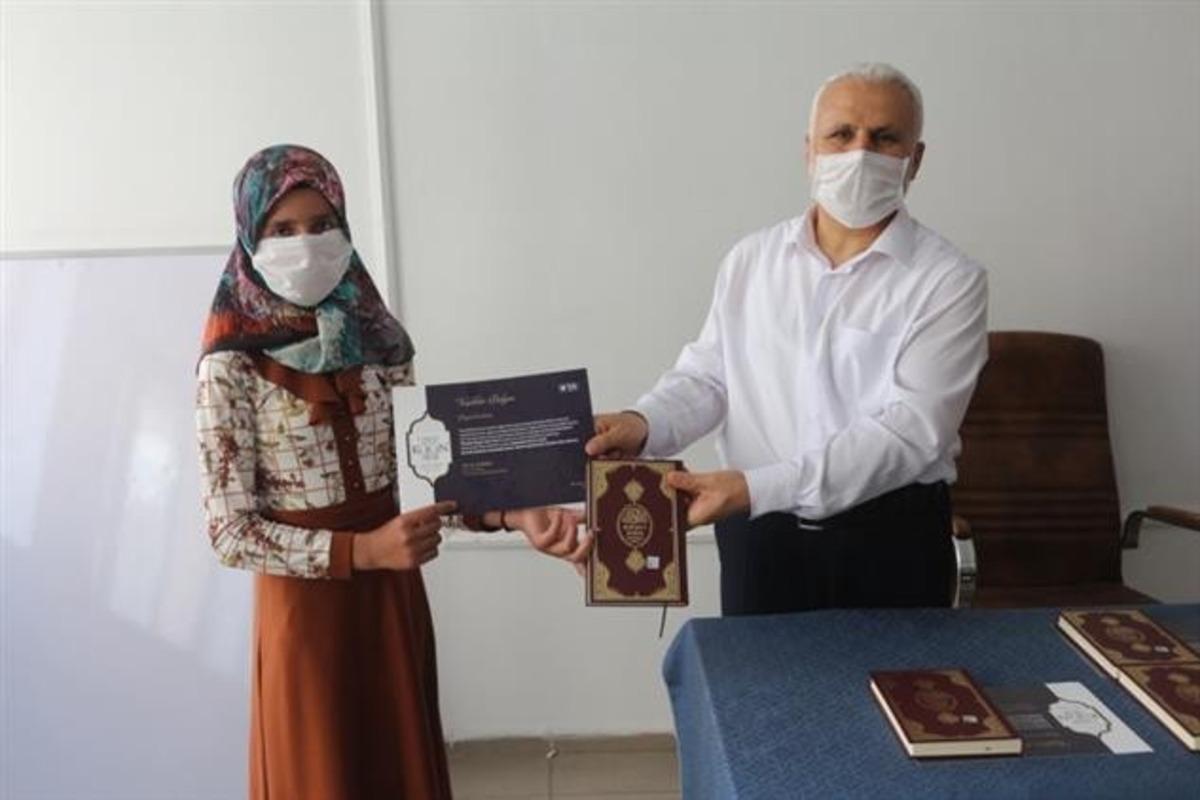 Ağrı&rsquo;da Kur&rsquo;an-ı Kerim okuyan &ccedil;ocuklar &ouml;d&uuml;llendirildi