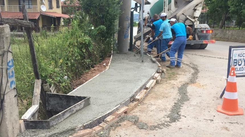 İzmit k&ouml;y yollarına kaldırım yapılıyor