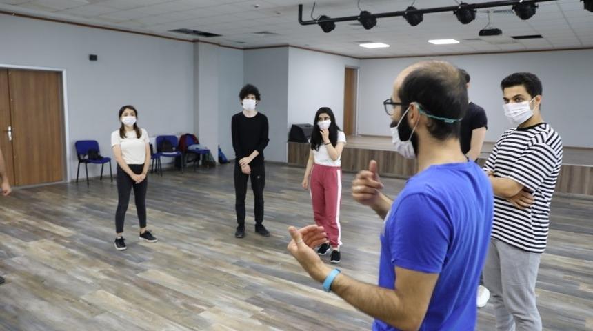 Başkan H&uuml;rriyet&rsquo;ten sanata ve sanat&ccedil;ıya tam destek