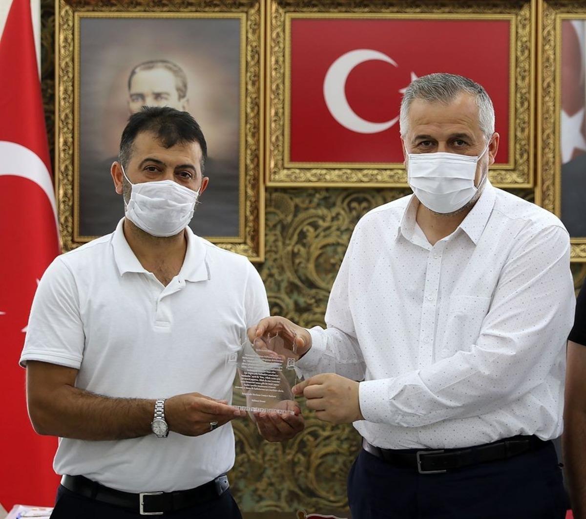 Mevlana K&uuml;lliyesi Eğitim Merkezi y&ouml;neticilerinden Başkan Kılı&ccedil;&rsquo;a plaket