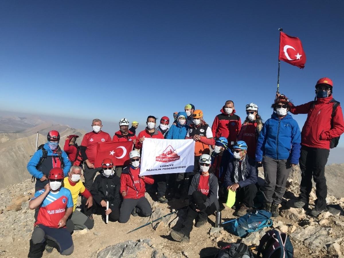 Manisalı dağcılar, zirve tırmanışını sağlık &ccedil;alışanlarına ithaf etti