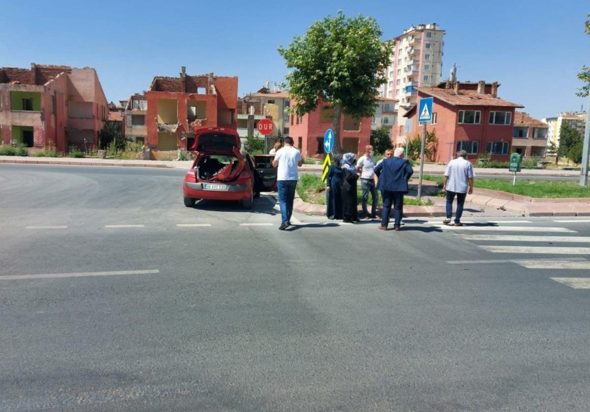 Motosiklet ile otomobil &ccedil;arpıştı: 2 yaralı