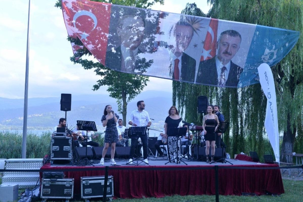 K&ouml;rfez ve Kartepeliler a&ccedil;ık havada yaz konseri ile stres attı