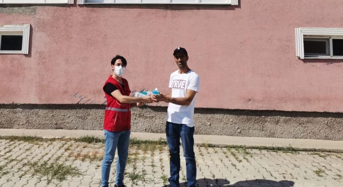 Tunceli&rsquo;de Kızılay ekipleri maske dağıtmaya devam ediyor