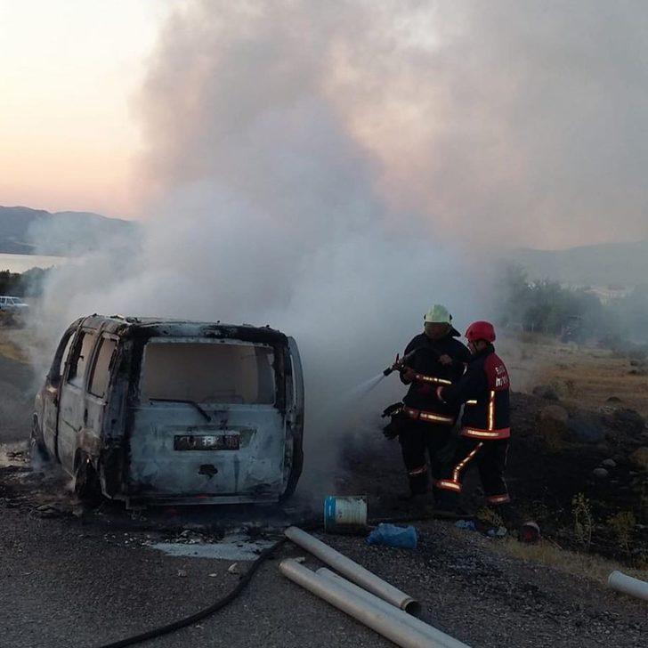 Elazığ’da araç yangını G4