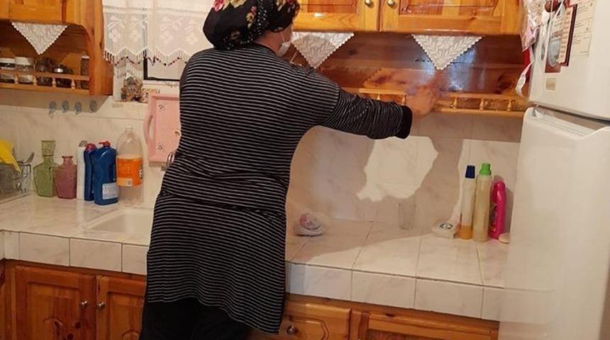 Niksar Belediyesi yaşlıların evinde bayram temizliği yapıyor