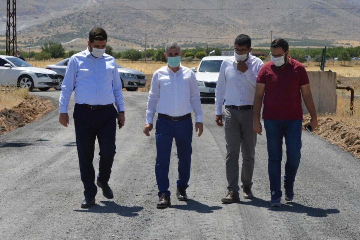 Yeşilyurt&rsquo;ta kırsal b&ouml;lgelerin yolları akıcı hale getiriliyor