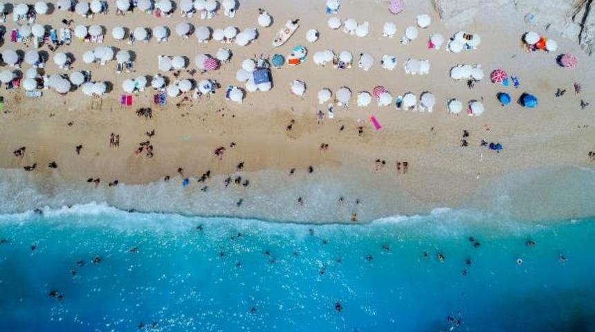 Kaputaş Plajı eski g&uuml;nlerine geri d&ouml;nd&uuml;! Kilometrelerce ara&ccedil; kuyruğu oluştu