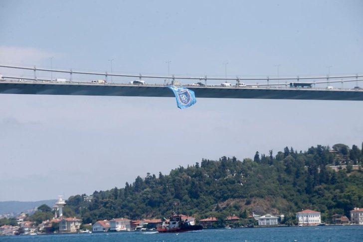 Şampiyon Başakşehir bayrakları köprülerde