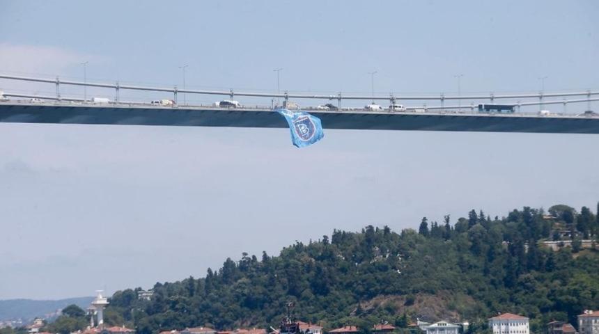 Şampiyon Başakşehir bayrakları köprülerde