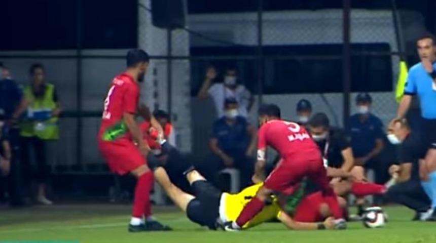 Karşıyakalı futbolcular Turgutlusporlu oyuncuyu sahanın dışına attılar