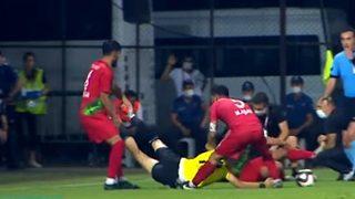 Karşıyakalı futbolcular Turgutlusporlu oyuncuyu sahanın dışına attılar