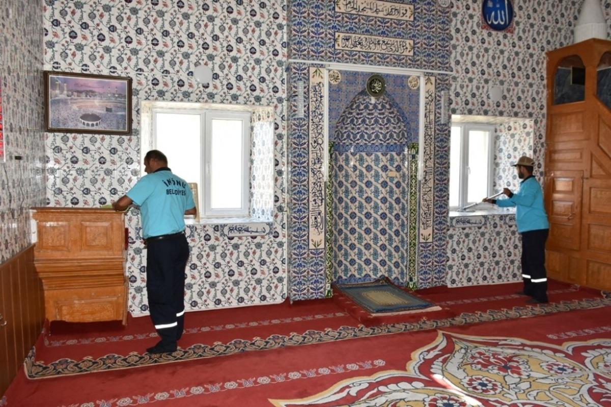 İn&ouml;n&uuml; camilerinde bayram temizliği