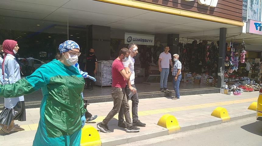 Maske takmasını isteyen mağaza m&uuml;d&uuml;r&uuml;n&uuml; d&ouml;vd&uuml;