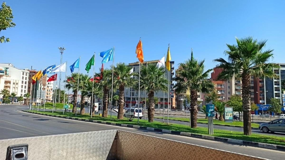 YSE Kavşağı&rsquo;ndaki bayraklar yenilendi