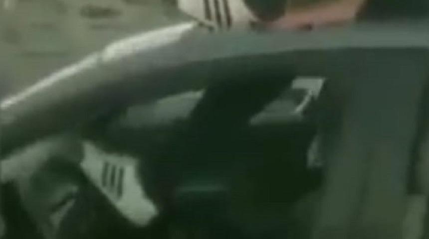 Bu g&ouml;r&uuml;nt&uuml;ler İzmir&rsquo;de &ccedil;ekildi! Trafik magandası ayağıyla ara&ccedil; s&uuml;rd&uuml;