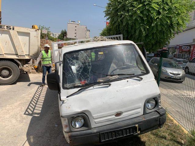 Kamyonet yol çalışması yapan işçilerin arasına daldı