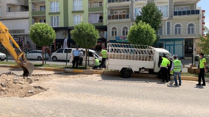Kamyonet yol &ccedil;alışması yapan iş&ccedil;ilerin arasına daldı