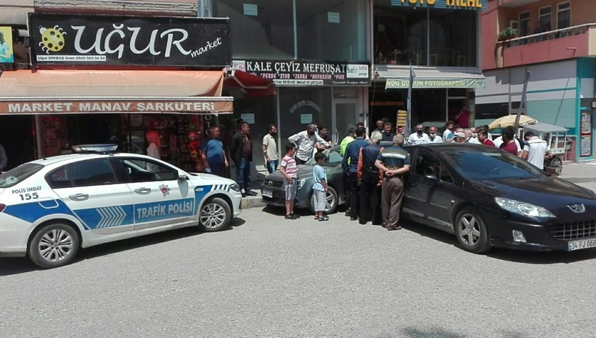 Yokuş aşağı s&uuml;r&uuml;klenen otomobil, farklı bir otomobile &ccedil;arparak durdu