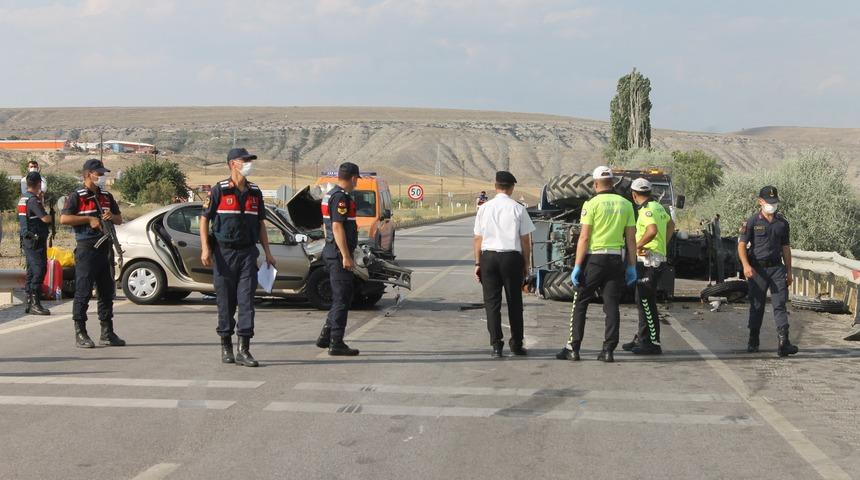 &Ccedil;ankırı'da korkun&ccedil; kaza! 3&rsquo;&uuml; ağır 8 kişi yaralandı