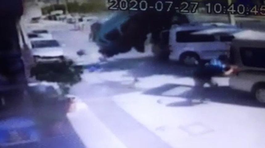 İzmir'de feci kaza! Kontrolden &ccedil;ıkan ara&ccedil; 8 aracın &uuml;zerinde takla attı