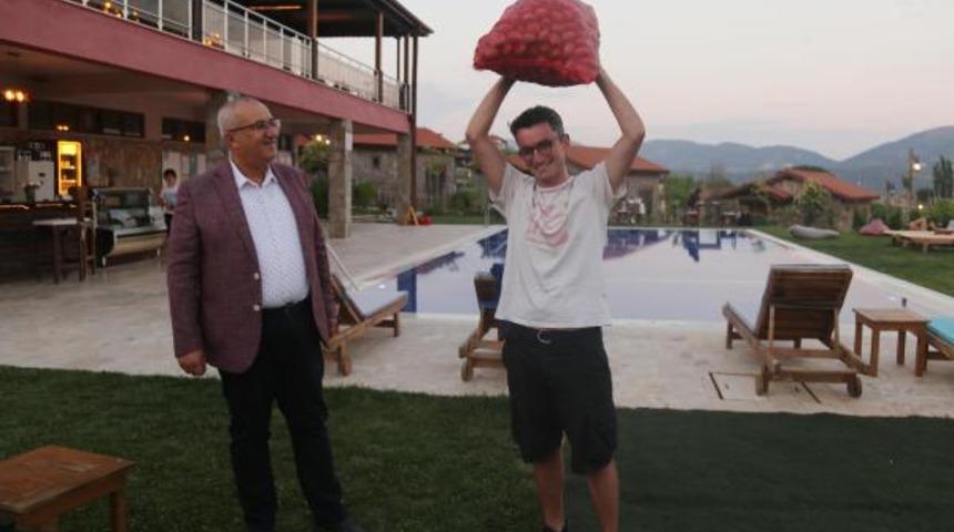 T&uuml;rkiye rekoru kıran Dora G&ouml;ksal'a 346 ceviz hediye