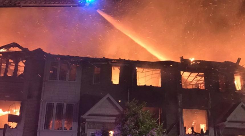 Kanada'da büyük yangın! 11 ev küle döndü