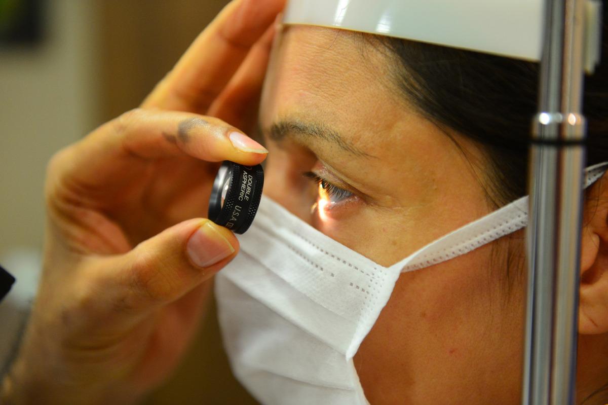 Tatilciler dikkat! Uzmanlar 'kırmızı g&ouml;z hastalığı'na karşı uyarıyor