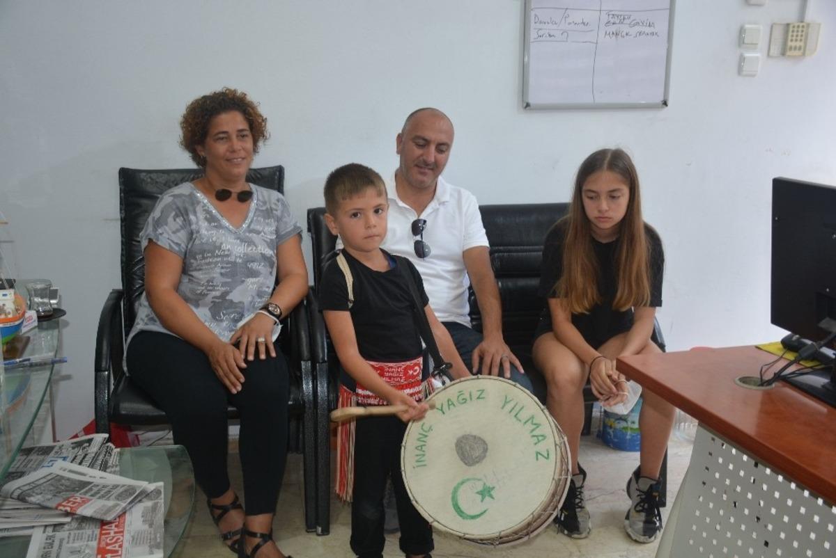 Minik davulcu Yağız g&ouml;renleri şaşırtıyor