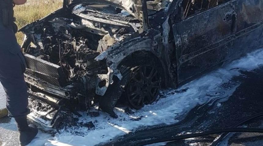 Konya&rsquo;da seyir halindeki otomobilde yangın