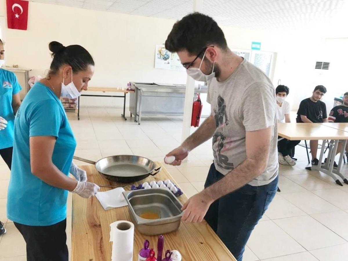 &Uuml;niversite adayları, &lsquo;Kamp&uuml;se Merhaba&rsquo; projesi ile evden uzakta yaşamayı &ouml;ğreniyor