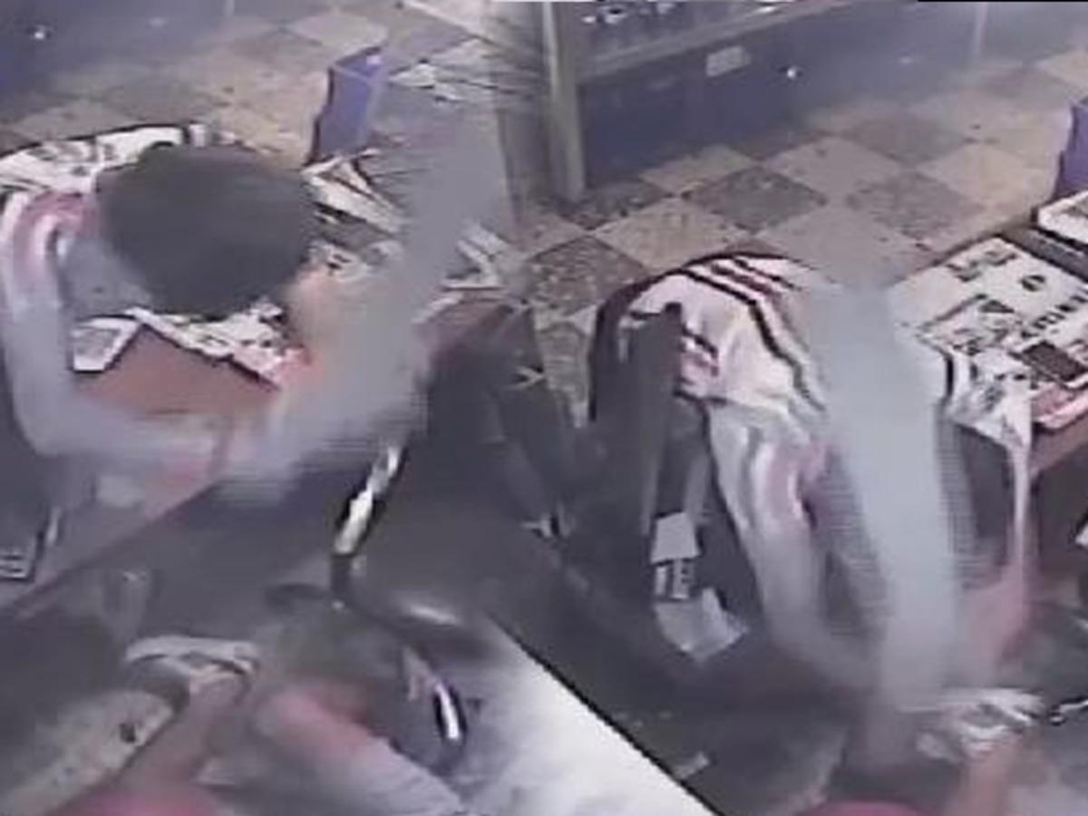 Dehşet anları! &Ccedil;ivili kalasla defalarca vurdu