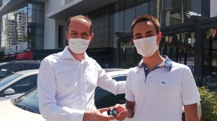 YKS'de birinci olan öğrencisine otomobilini hediye etti