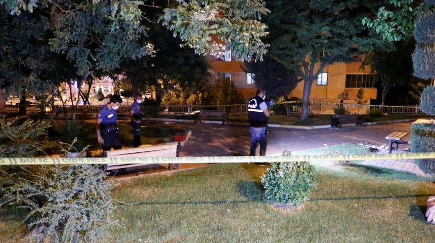 G&Uuml;NCELLEME - Şanlıurfa'da parkta oturan aileye silahlı saldırı: 1 &ouml;l&uuml;, 1 yaralı