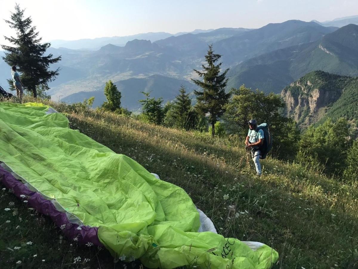 Yama&ccedil; paraş&uuml;t&uuml; sporcuları bu kez u&ccedil;uş alanları tespit etmek i&ccedil;in atladı