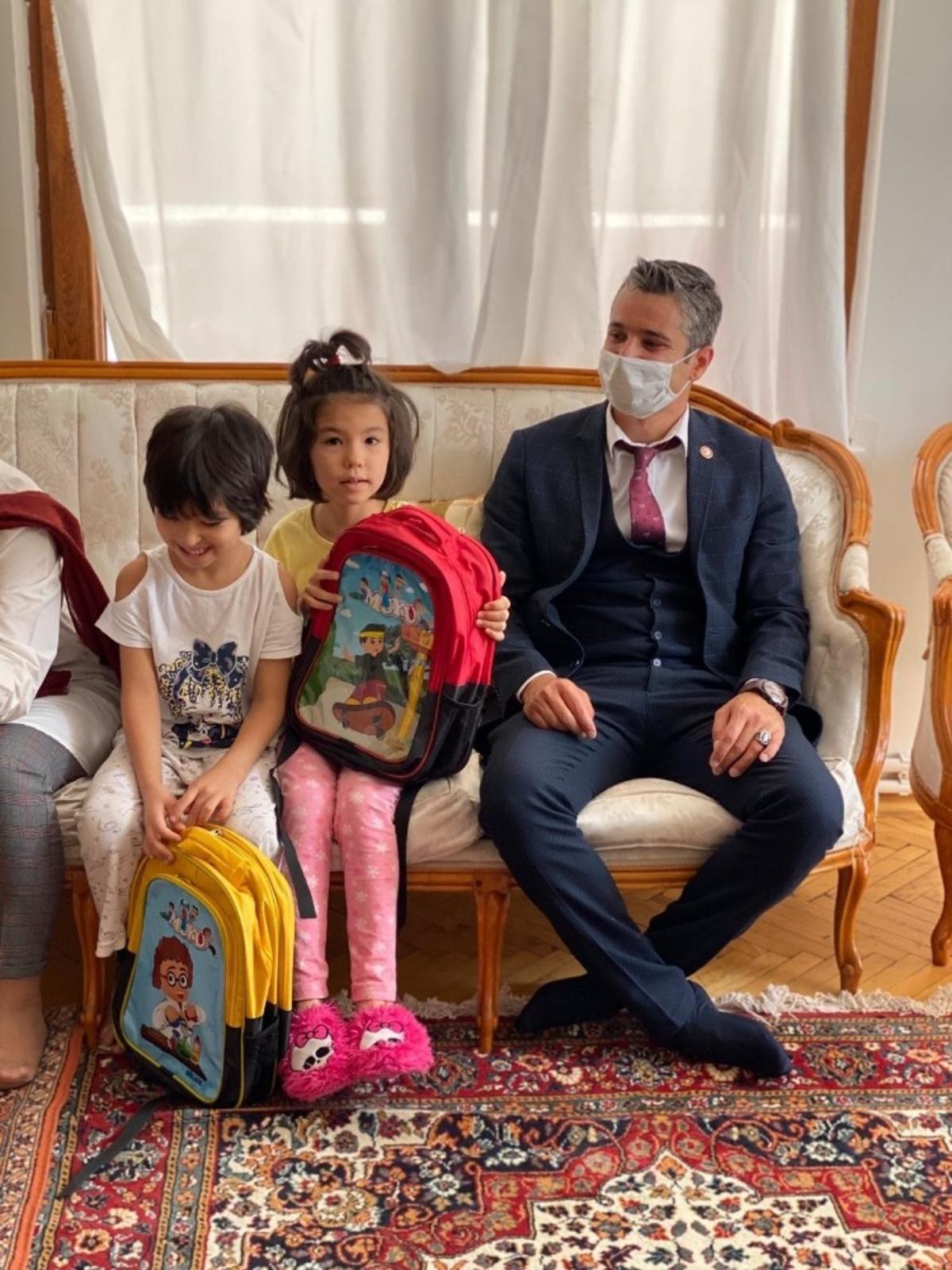 İl G&ouml;&ccedil; İdaresi &ccedil;ocukları &ccedil;eşitli hediyelerle sevindirdi