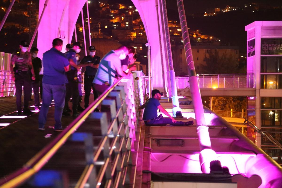 İnternetten tanıştığı kadın evli &ccedil;ıkınca, k&ouml;pr&uuml;ye &ccedil;ıkıp kendini kesti