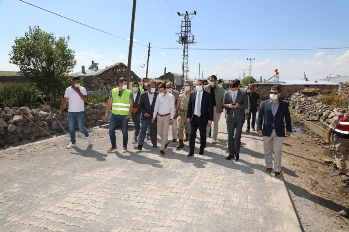 Kars&rsquo;ta k&ouml;yi&ccedil;i yollar kilit parke oluyor