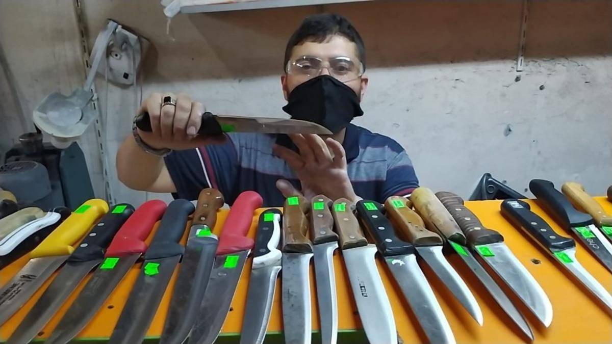 Kurban bı&ccedil;akları bileniyor