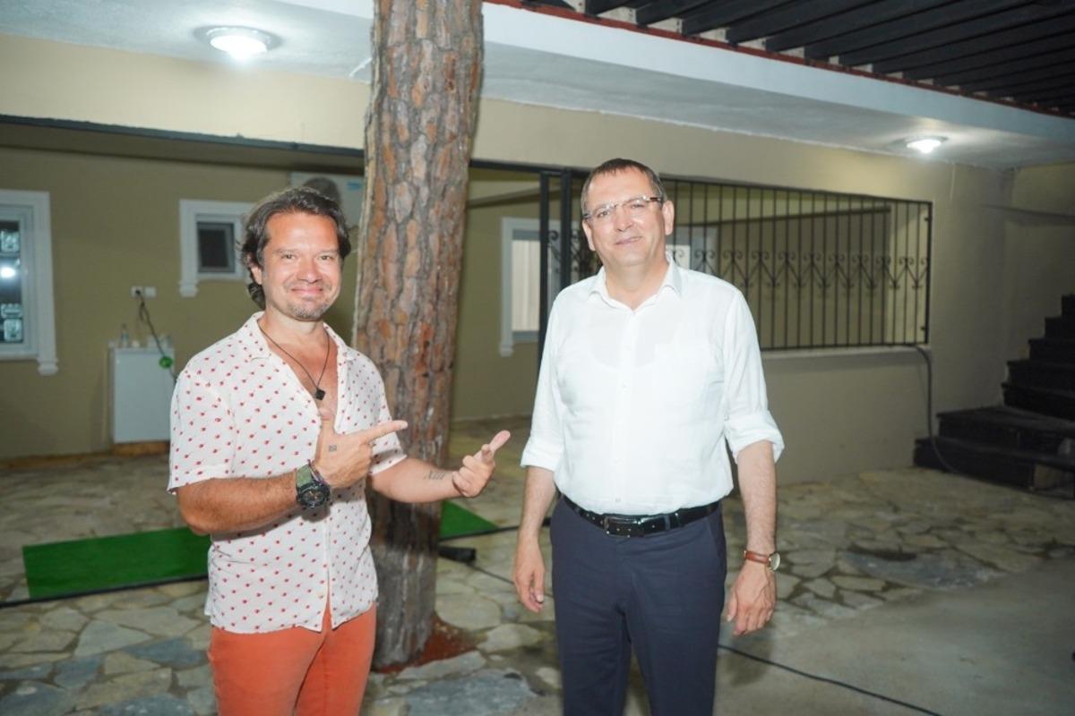 &Uuml;nl&uuml; sanat&ccedil;ılar pandemi d&ouml;neminin ardından ilk kez Ayvalık B&uuml;y&uuml;k Park&rsquo;ta sahne aldı