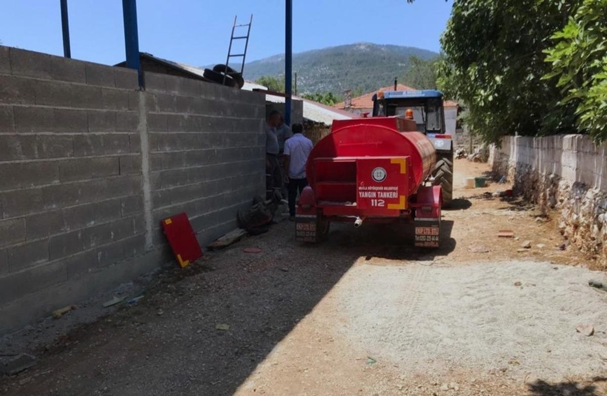 Muhtardan itfaiye tankeri ile yangına ilk m&uuml;dahale