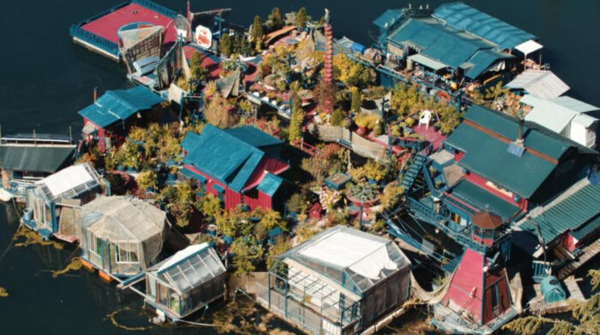 29 yıldır kendi yaptıkları adada yaşıyorlar