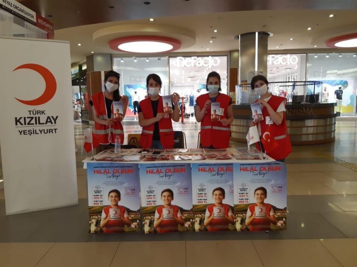 Kızılay hem bağış topluyor, hem de yardım ediyor