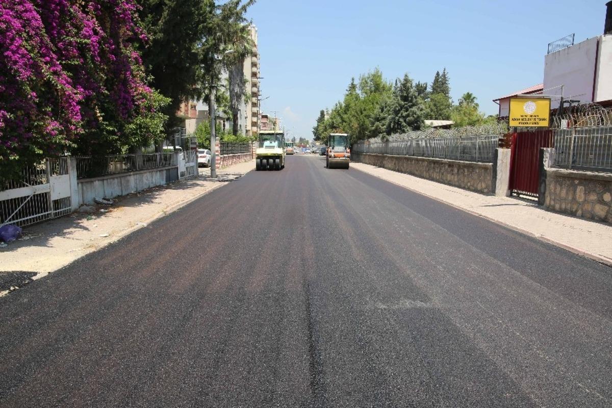 Adana B&uuml;y&uuml;kşehir Belediyesi asfalt &ccedil;alışmalarına devam ediyor