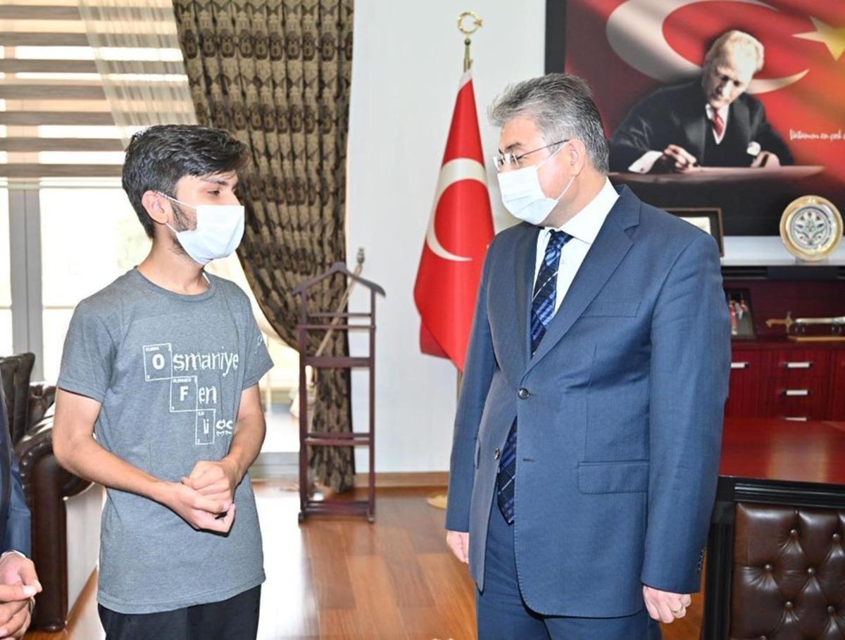 Vali Yılmaz&rsquo;dan AYT birincisine &ouml;d&uuml;l