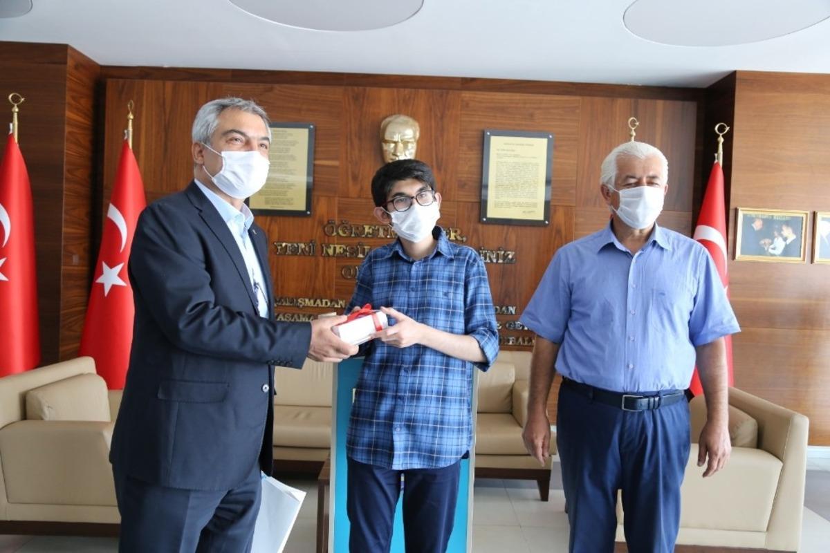 KAYSO başarılı &ouml;ğrenciyi &ouml;d&uuml;llendirdi