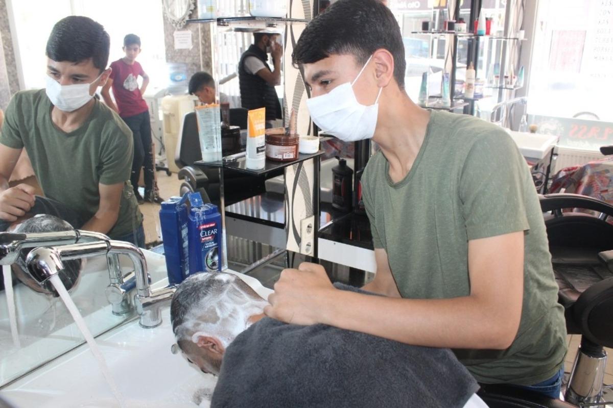 Pandemi nedeniyle Bayram &ouml;ncesi berber ve kuaf&ouml;rler sessizliğe b&uuml;r&uuml;nd&uuml;