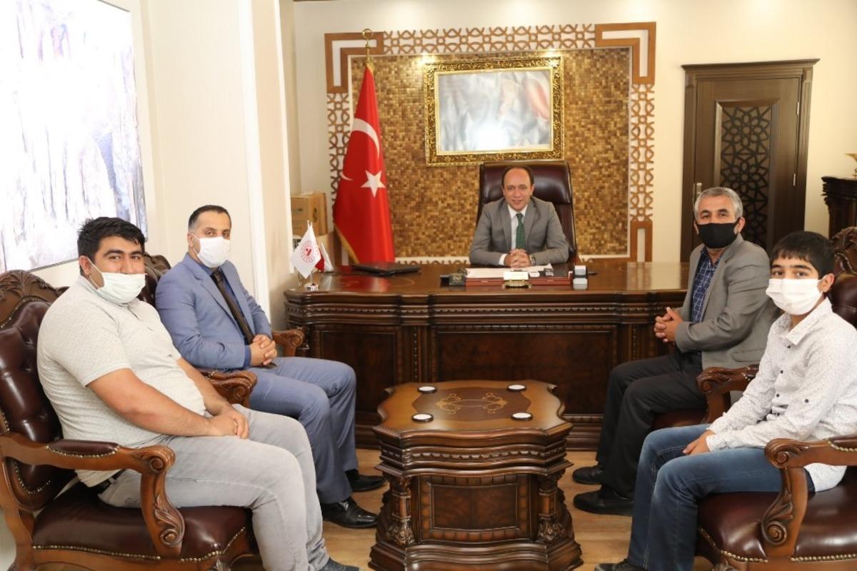 Kaymakam Solak, LGS Başkale birincisini &ouml;d&uuml;llendirdi